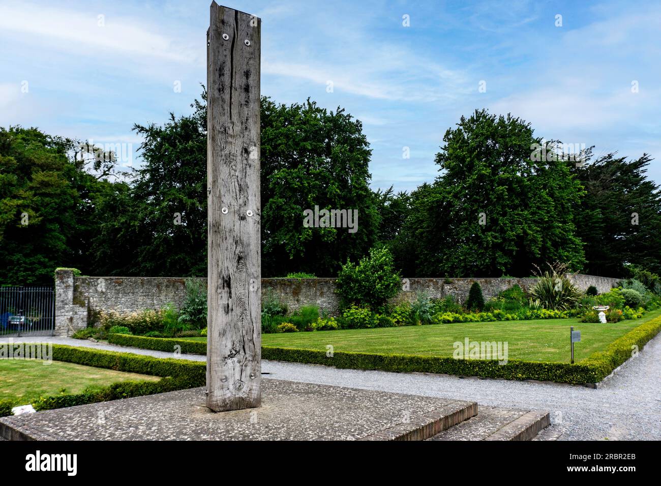 A sculpture, made from a fallen oak tree, entitled Memory, by Michael Warren, at Oldbridge House, Battle of the Boyne Visitor Centre, Drogheda.Ireland Stock Photo