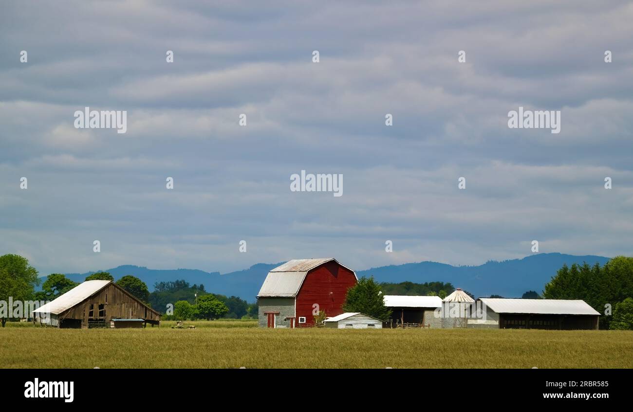 Barns and farm buildings hi-res stock photography and images - Alamy
