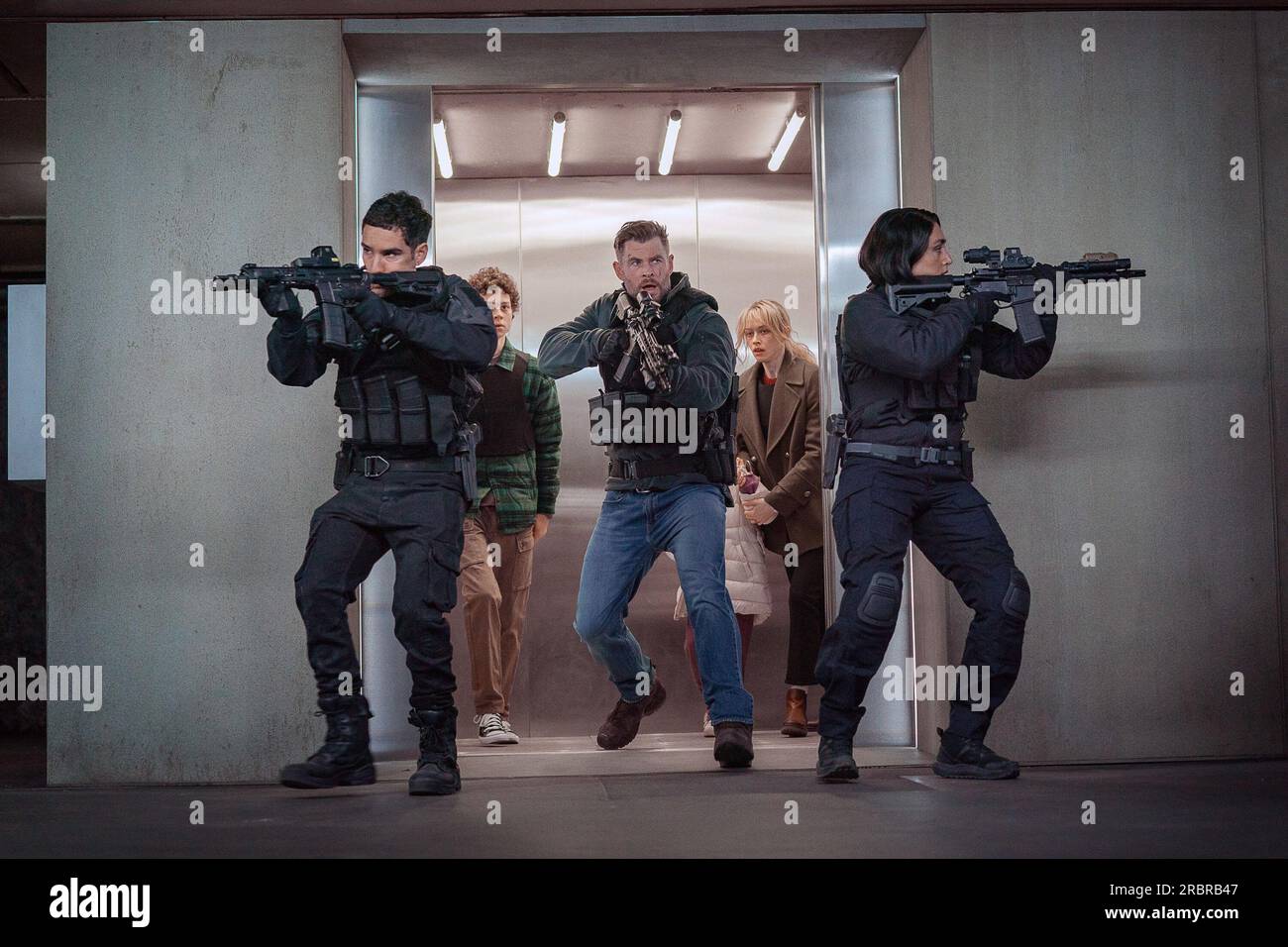 EXTRACTION 2, from left: Adam Bessa, Andro Jafaridze, Chris Hemsworth