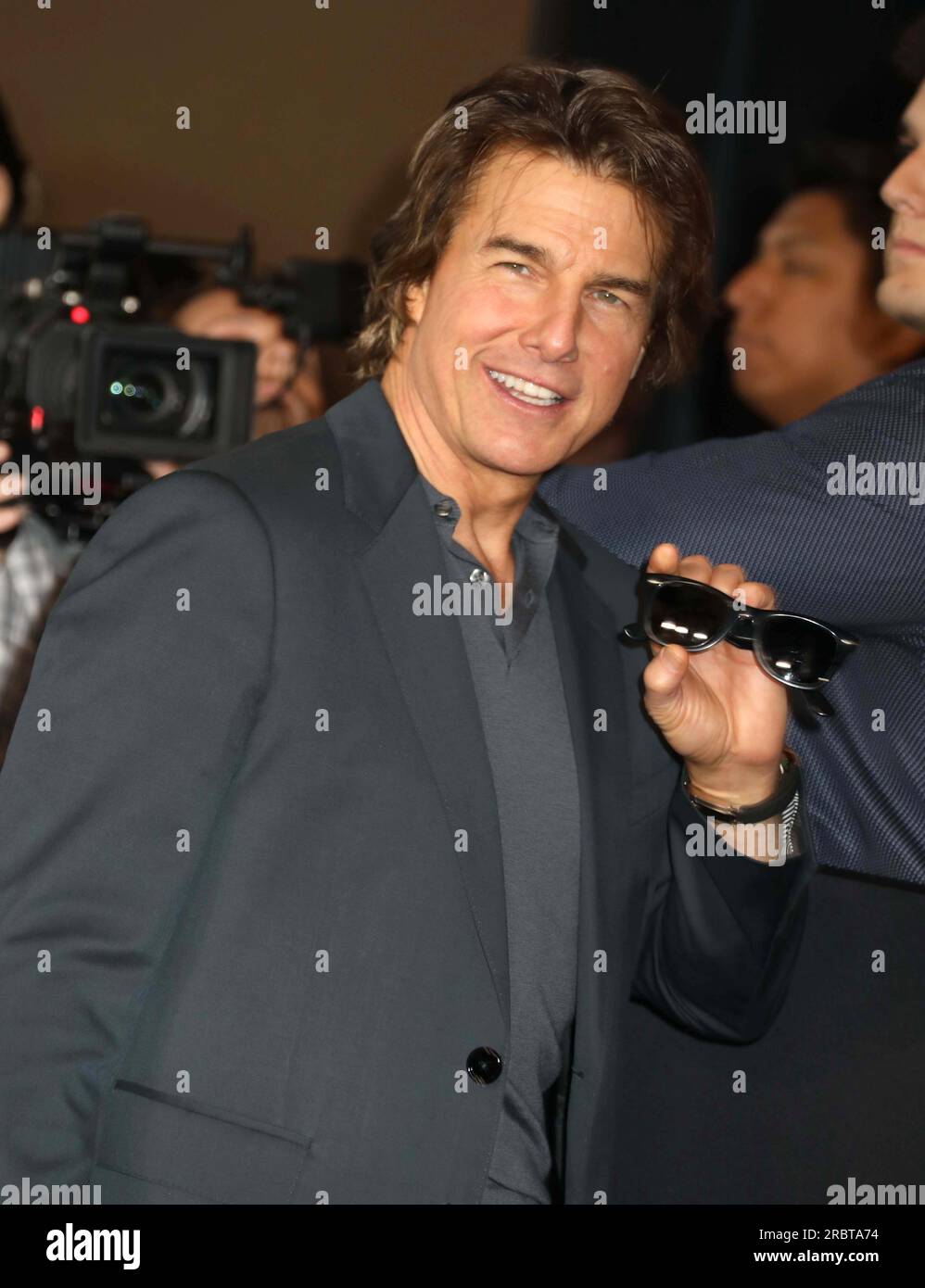 tom cruise black sunglasses