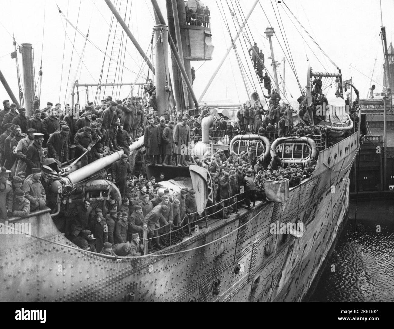 New York, New York:  c. 1919 Members of the 42nd Division returning on the SS Leviathan Stock Photo