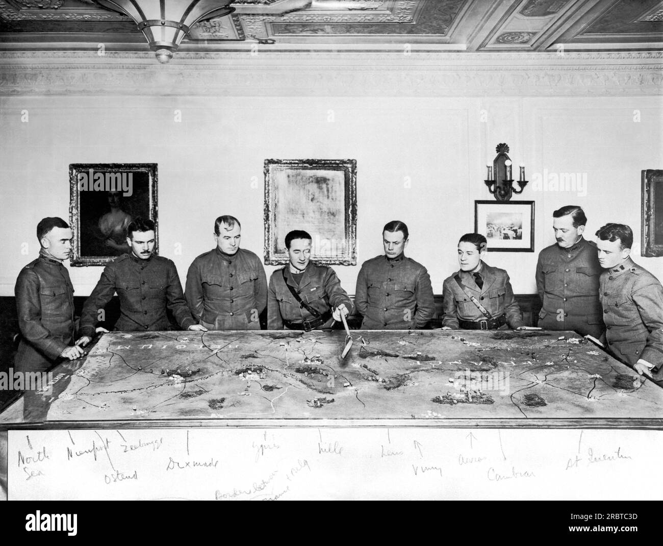 New York, New York:  December 17, 1917 Australian Capt. Fallon explains to a group of American Army officers the progress of the British Armies in Europe. The map is in the United Service Club in the McAlpin Hotel, and shows the Alllied front from St. Quentin in France to the North Sea. Stock Photo