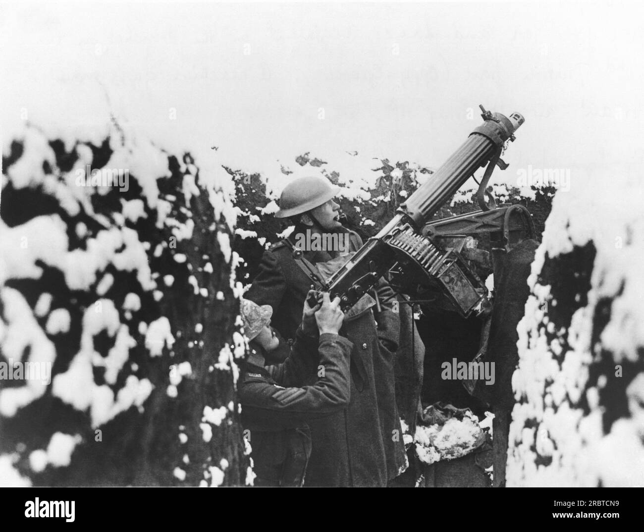 Gavrelle, France:  January 13, 1918 British men of the York and Lancs Regiment in the snowy trenches with a machine gun mounted for anti-aircraft firing. Stock Photo