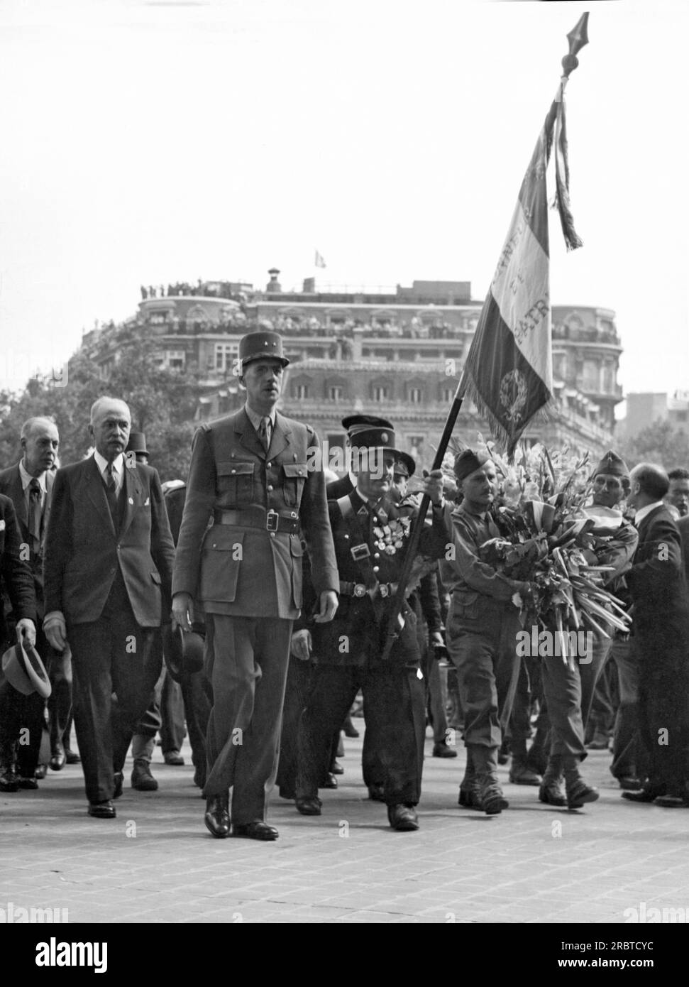 Paris, France:  August 27, 1944. General Charles de Gaulle walks up to place a wreath on the Tomb of the Unknown Solder beneath the Arc de Triomphe in Paris. Stock Photo