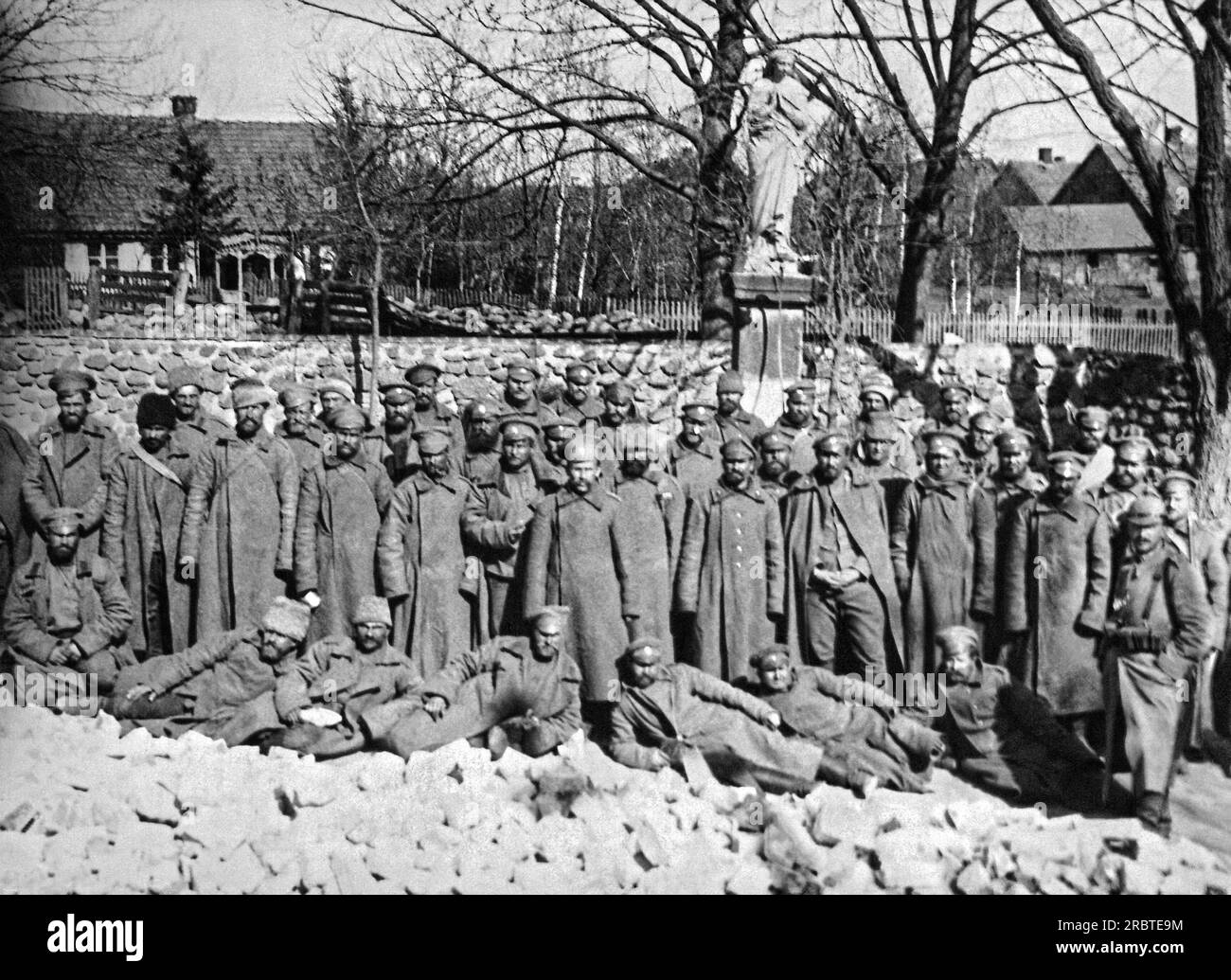Chorzele, Poland:  c. 1916 Russian prisoners before a statue of  the Holy Mother near Chorzele in Russian Poland Stock Photo