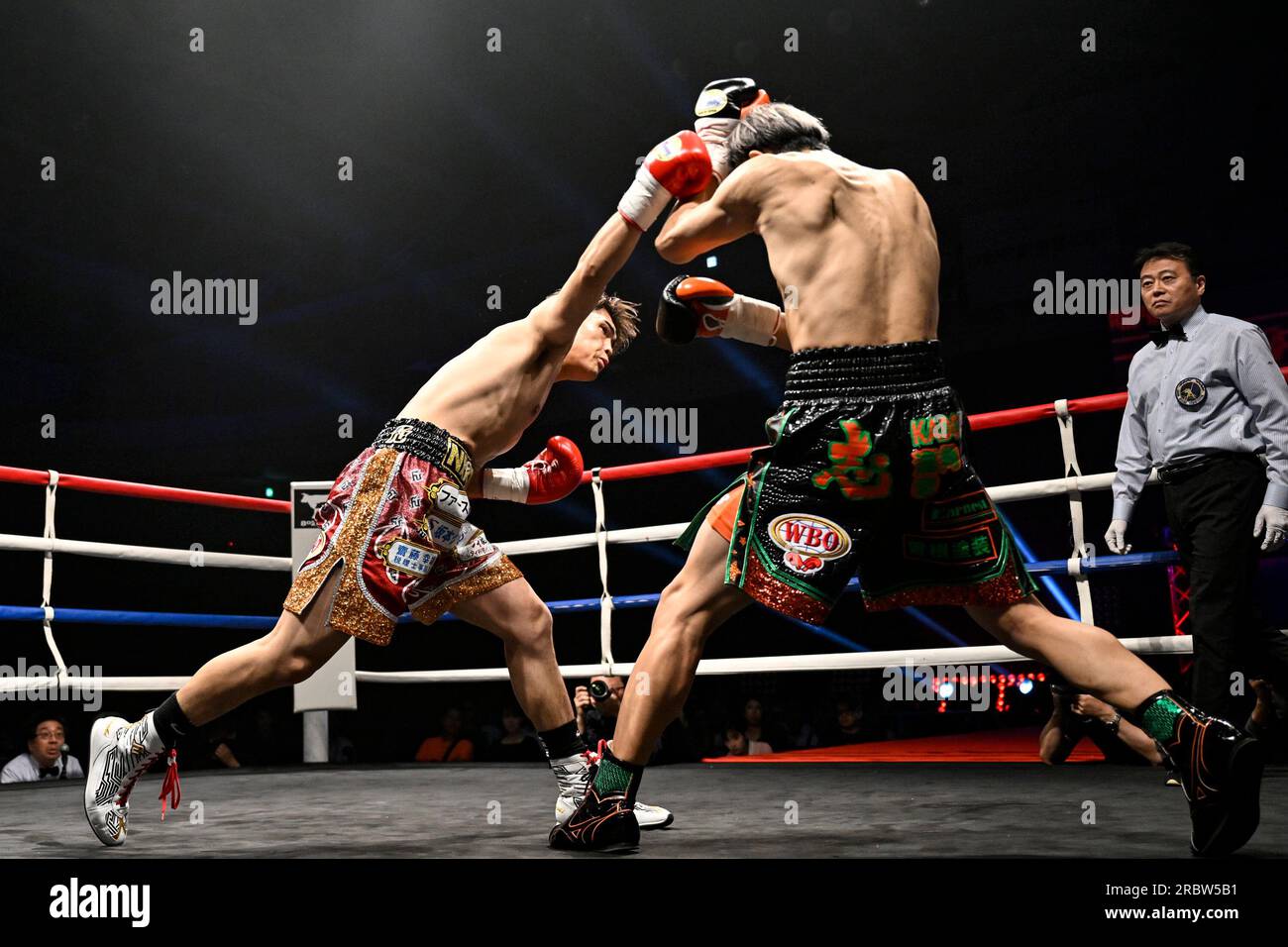 jin-sasaki-red-gloves-and-hiroto-hoshi-black-gloves-compete-during