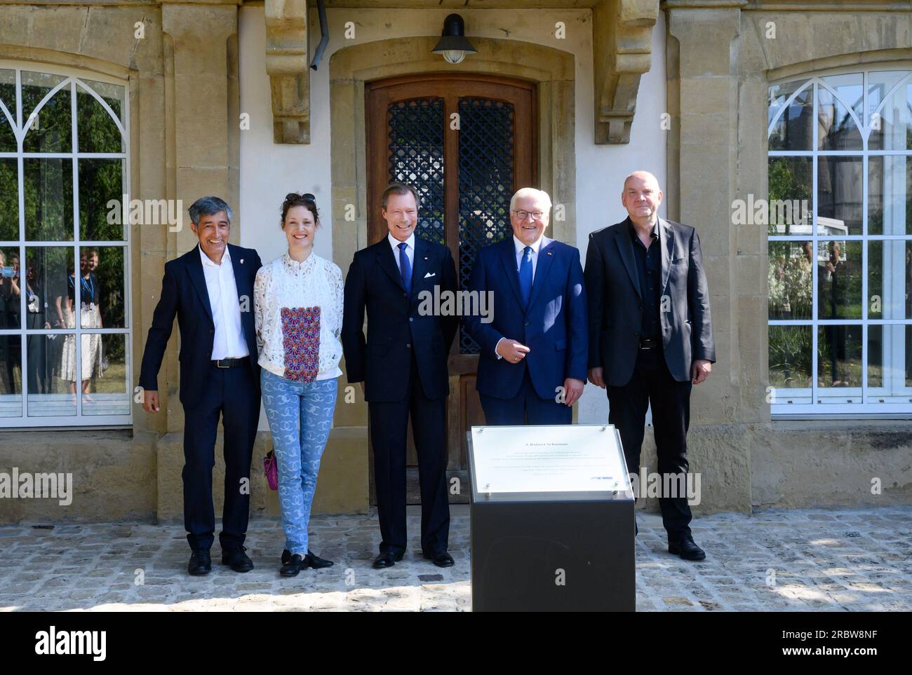 Luxemburg, Luxembourg. 11th July, 2023. German President Frank-Walter Steinmeier (2nd from right) and Grand Duke Henri of Luxembourg (M) visit the birthplace of Robert Schuman together and stand there with the guests of the German President's trip, Ranga Yogeshwar (l-r), science journalist, Vicky Krieps, actress, and Guy Helminger, author. President Steinmeier and his wife are in Luxembourg for a two-day official visit. Schuman was French prime minister. Credit: Bernd von Jutrczenka/dpa/Alamy Live News Stock Photo