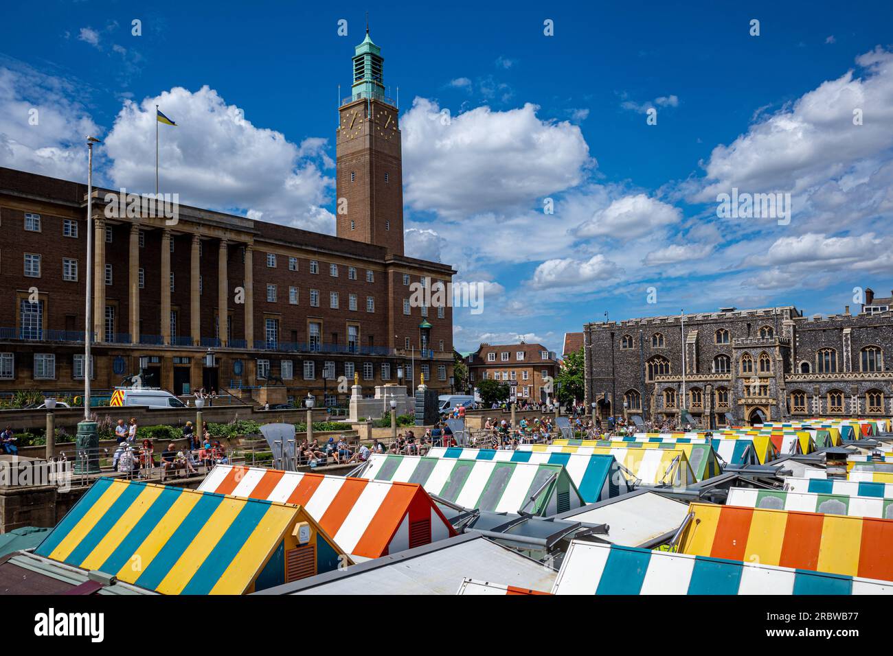 Norwich Market & Norwich City Centre - Norwich Tourism - Norwich Market with Norwich City Hall and Guildhall in the background. Norwich City Centre. Stock Photo