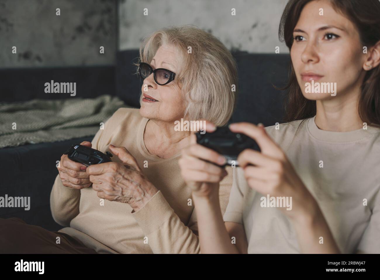 Man woman play video games hi-res stock photography and images - Alamy
