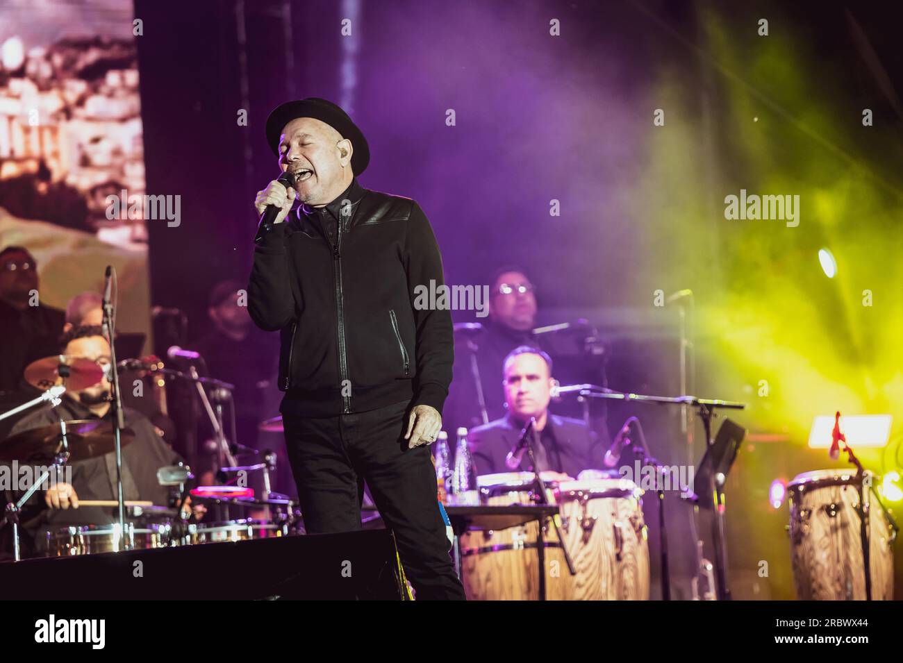 La segunda noche de la XXX edición de Pirineos Sur con Rubén Blades y La  Santa Cecilia Stock Photo - Alamy