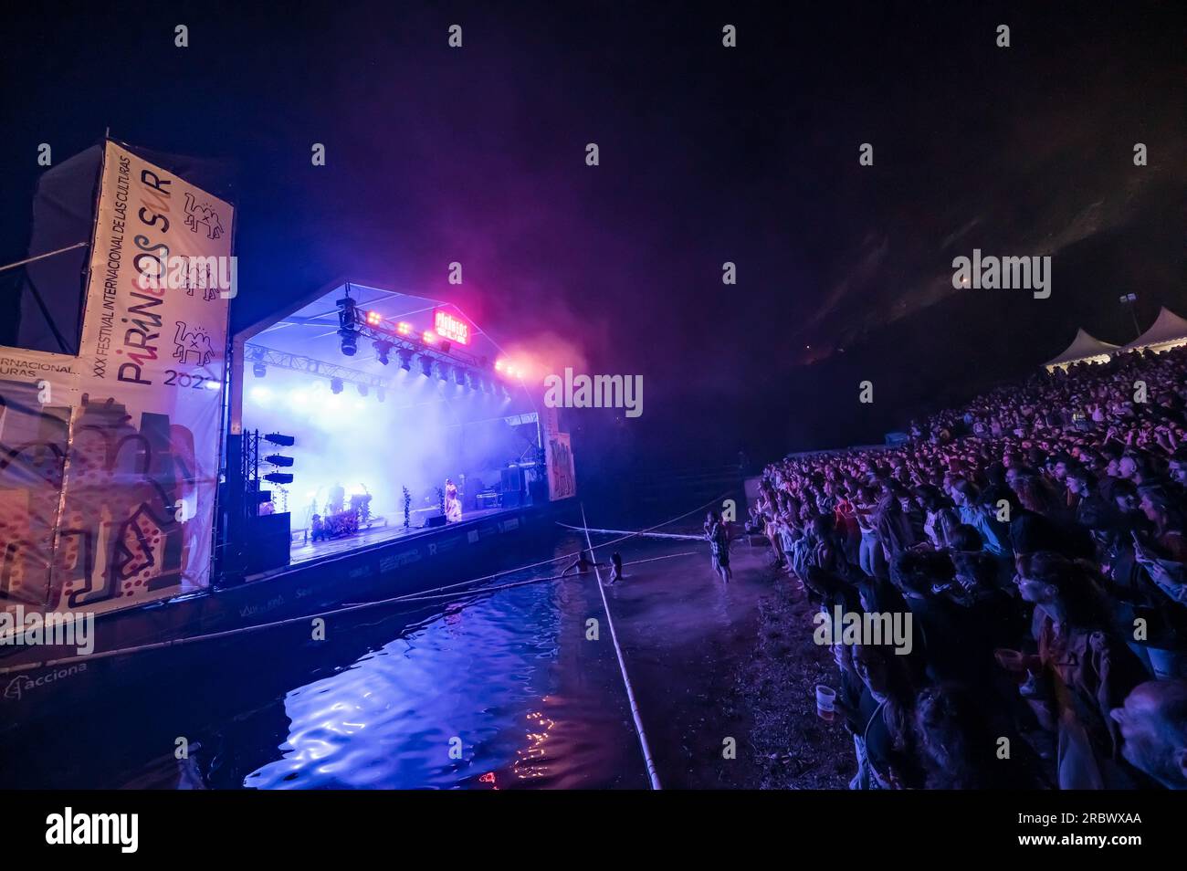 La XXX edición del Festival Internacional de las Culturas, Pirineos Sur,  arrancó anoche con mucha fuerza con la cumbia de Bomba Estéreo y Muerdo  Stock Photo - Alamy