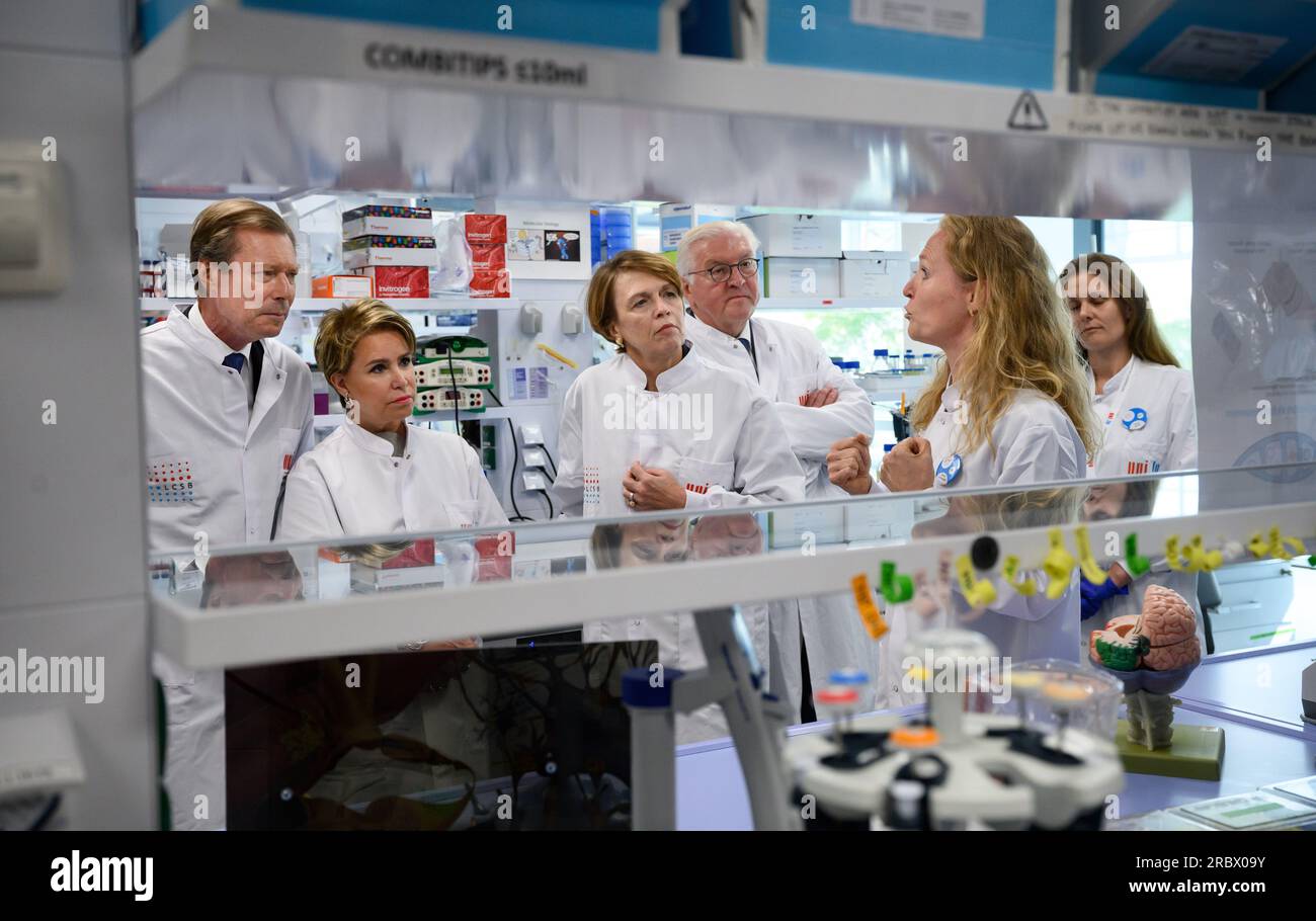 Luxemburg, Luxembourg. 11th July, 2023. Federal President Frank-Walter Steinmeier (2nd from right) and his wife Elke Büdenbender (M) visit the Luxembourg Centre for Systems Biomedecine (LCSB) together with Grand Duke Henri of Luxembourg (l) and Grand Duchess Maria Teresa of Luxembourg (2nd from left) and are informed about Parkinson's research by Prof. Dr. Anne Grünewald. President Steinmeier and his wife are in Luxembourg for a two-day official visit. Credit: Bernd von Jutrczenka/dpa/Alamy Live News Stock Photo