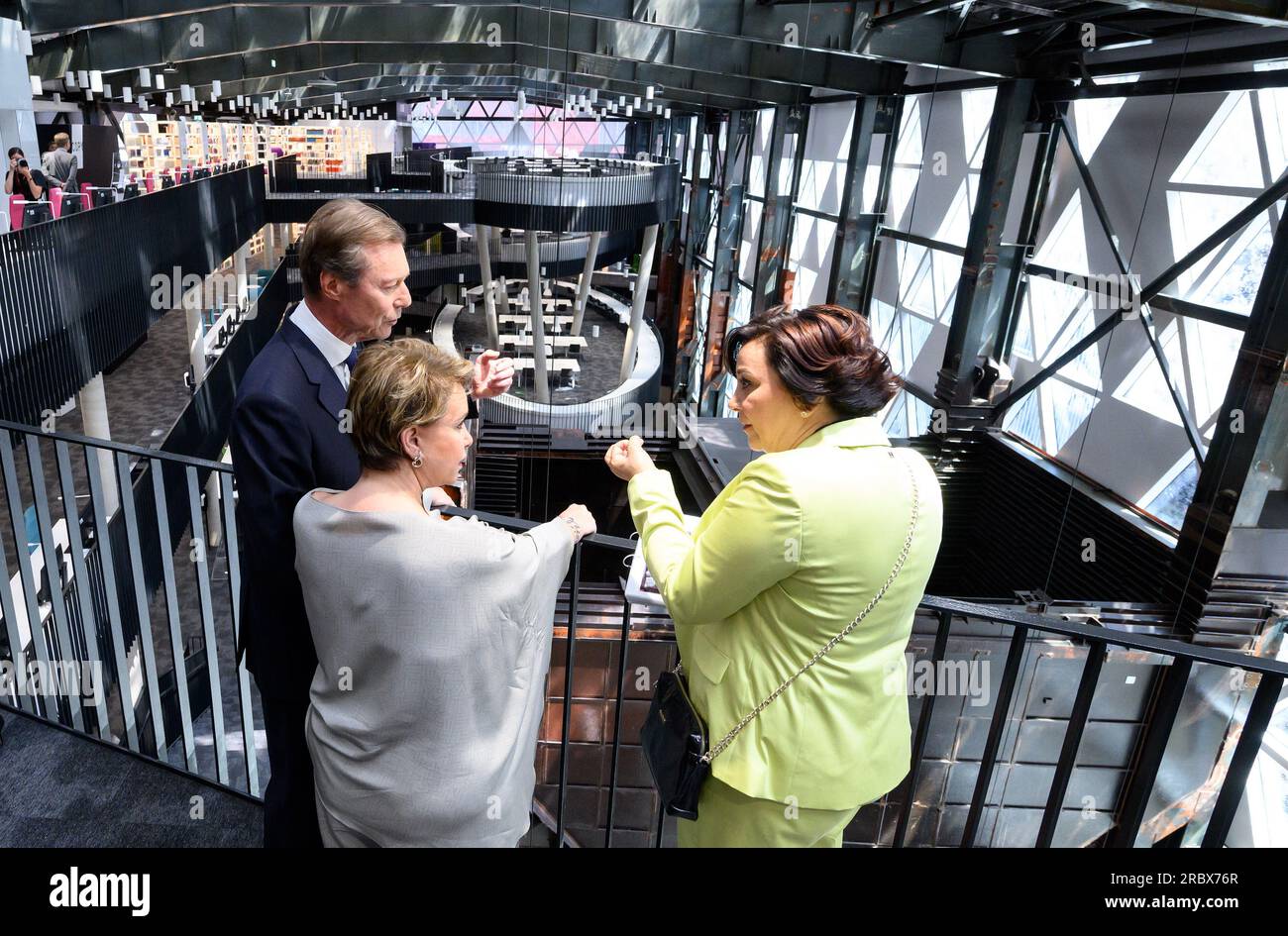 Luxemburg, Luxembourg. 11th July, 2023. Grand Duke Henri of Luxembourg and Grand Duchess Maria Teresa of Luxembourg (M) are informed by Daniela Di Santo (r), Director of the Fonds Belval, during a tour of the library of the Luxembourg Learning Centre in the City of Science. President Steinmeier and his wife are in Luxembourg for a two-day official visit. Credit: Bernd von Jutrczenka/dpa/Alamy Live News Stock Photo