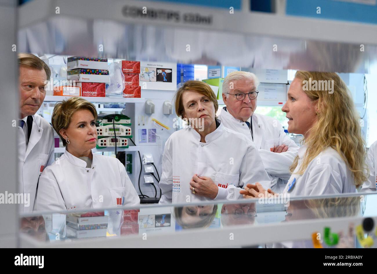 Luxemburg, Luxembourg. 11th July, 2023. Federal President Frank-Walter Steinmeier (2nd from right) and his wife Elke Büdenbender (M) visit the Luxembourg Centre for Systems Biomedecine (LCSB) together with Grand Duke Henri of Luxembourg (l) and Grand Duchess Maria Teresa of Luxembourg (2nd from left) and are informed about Parkinson's research by Prof. Dr. Anne Grünewald. President Steinmeier and his wife are in Luxembourg for a two-day official visit. Credit: Bernd von Jutrczenka/dpa/Alamy Live News Stock Photo