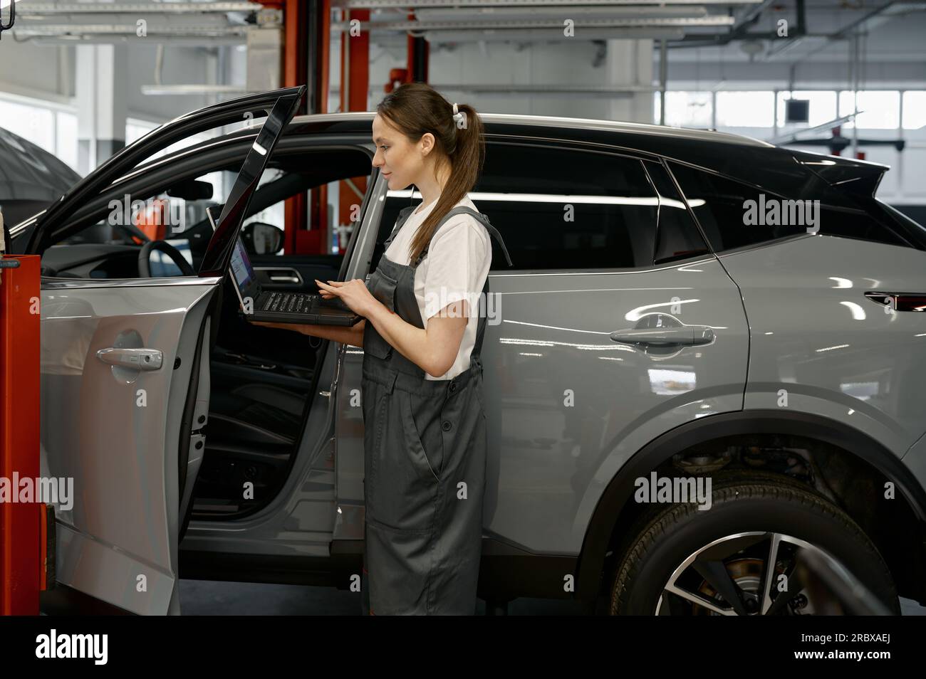 Auto mechanic customer car hi-res stock photography and images - Alamy