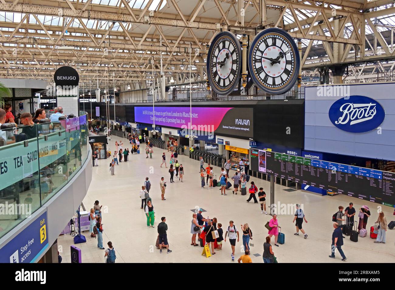 Waterloo railway station busy concourse, Waterloo Station, Waterloo Rd, Lambeth, London, England, UK,  SE1 8SW Stock Photo
