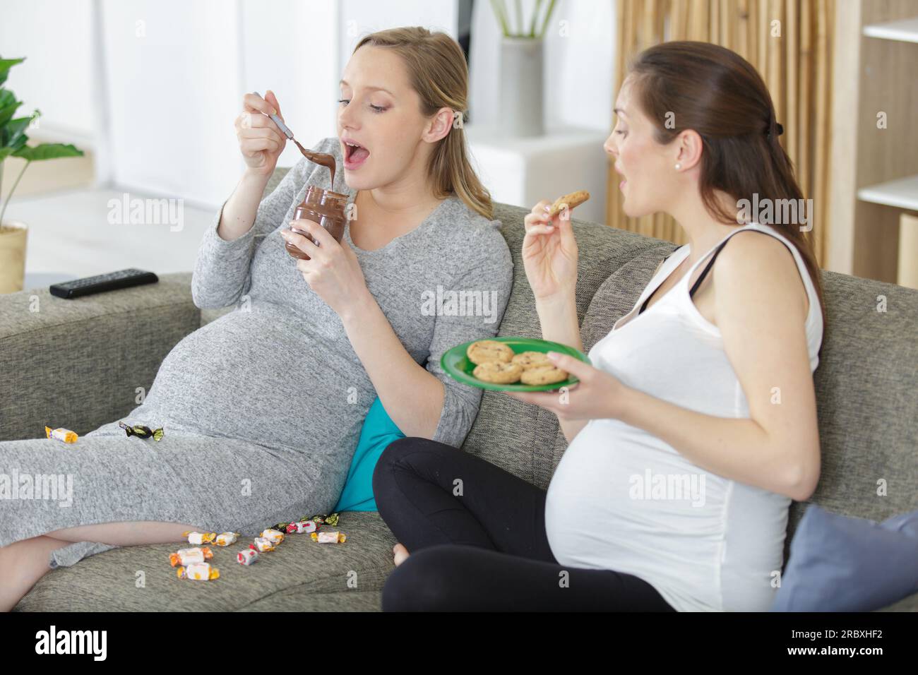 Can You Eat Honey During Pregnancy? Safety, Benefits & Risks - Pregnant Women Eating Honey