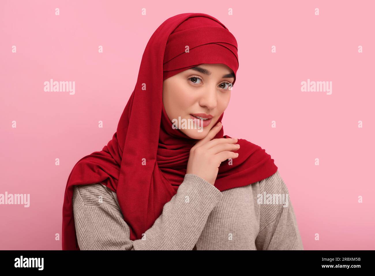 Portrait of Muslim woman in hijab on pink background Stock Photo - Alamy