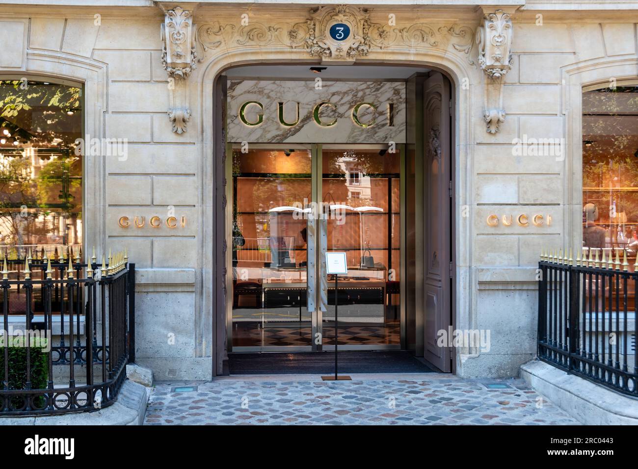 Paris france gucci store hi-res stock photography and images - Alamy