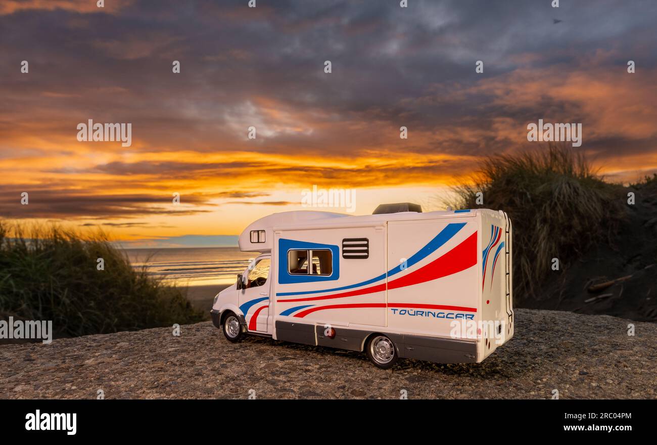 Foxton Beach, New Zealand., 8/07/2023. Campervan park at Foxton Beach as the sun goes down for another day. Stock Photo