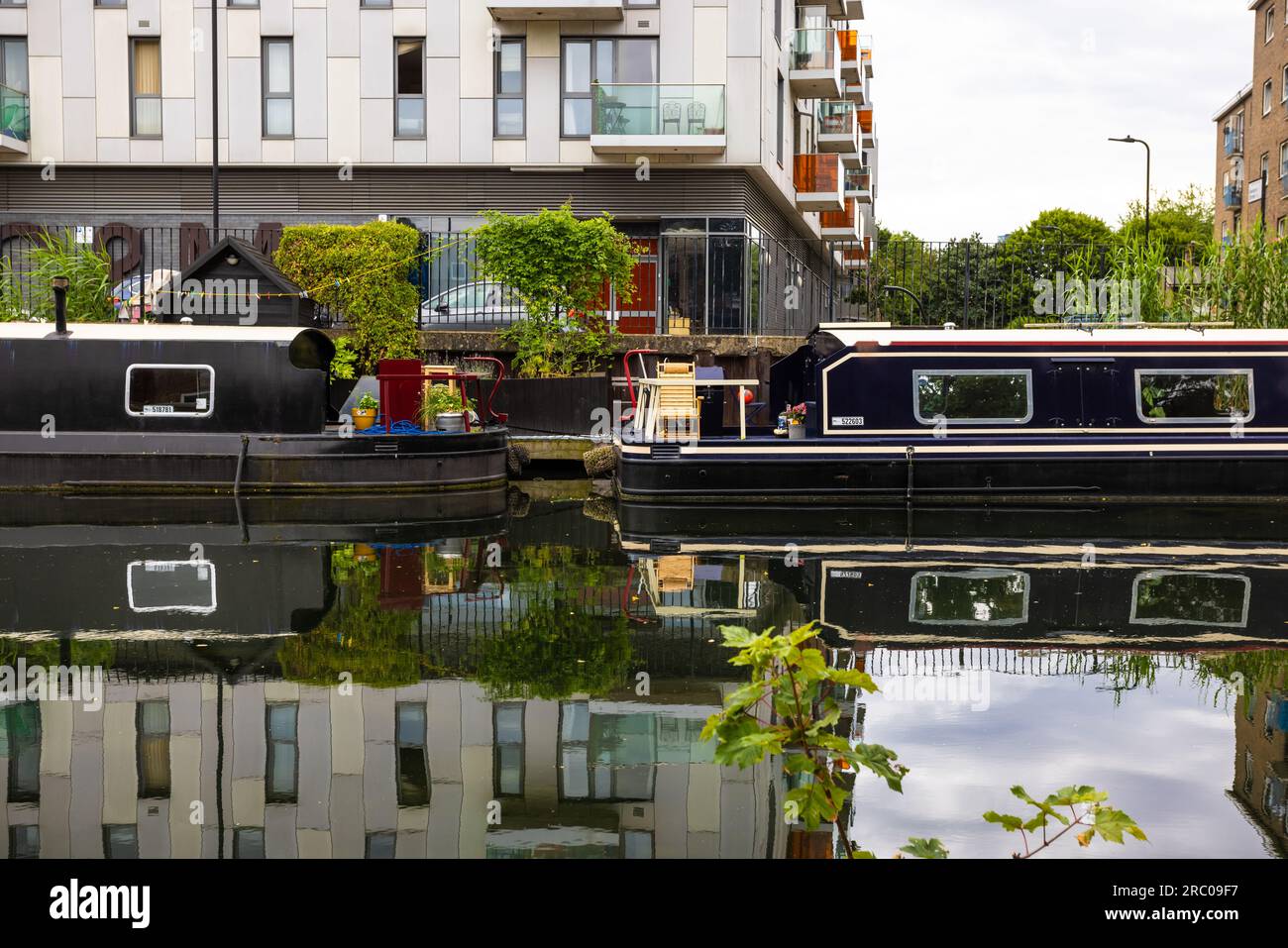 london-along-the-canals-east-end-stock-photo-alamy