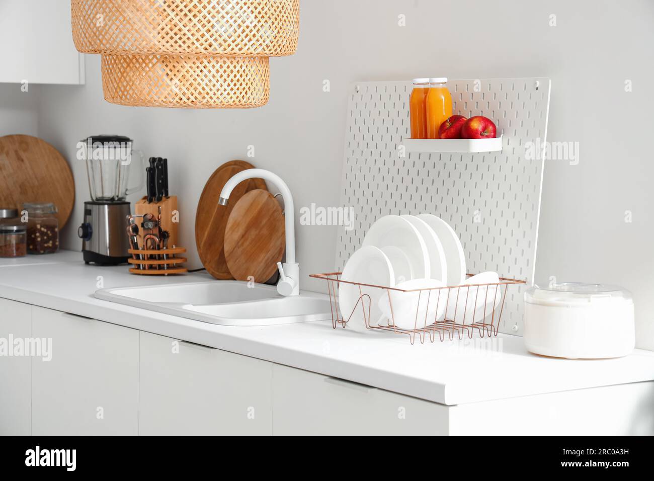 White counters plate rack hi-res stock photography and images - Alamy