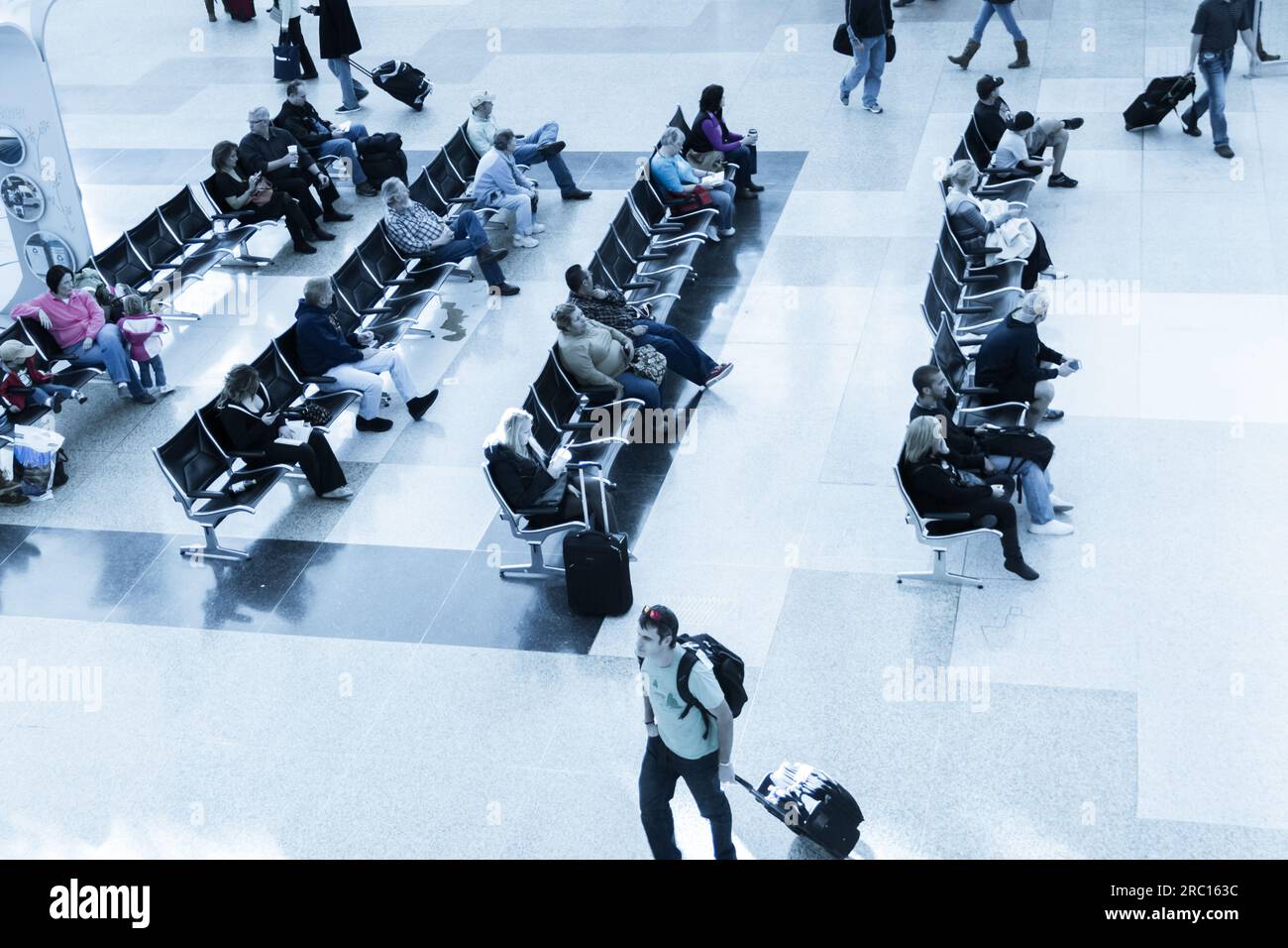 U s airport terminal people waiting hi-res stock photography and images ...