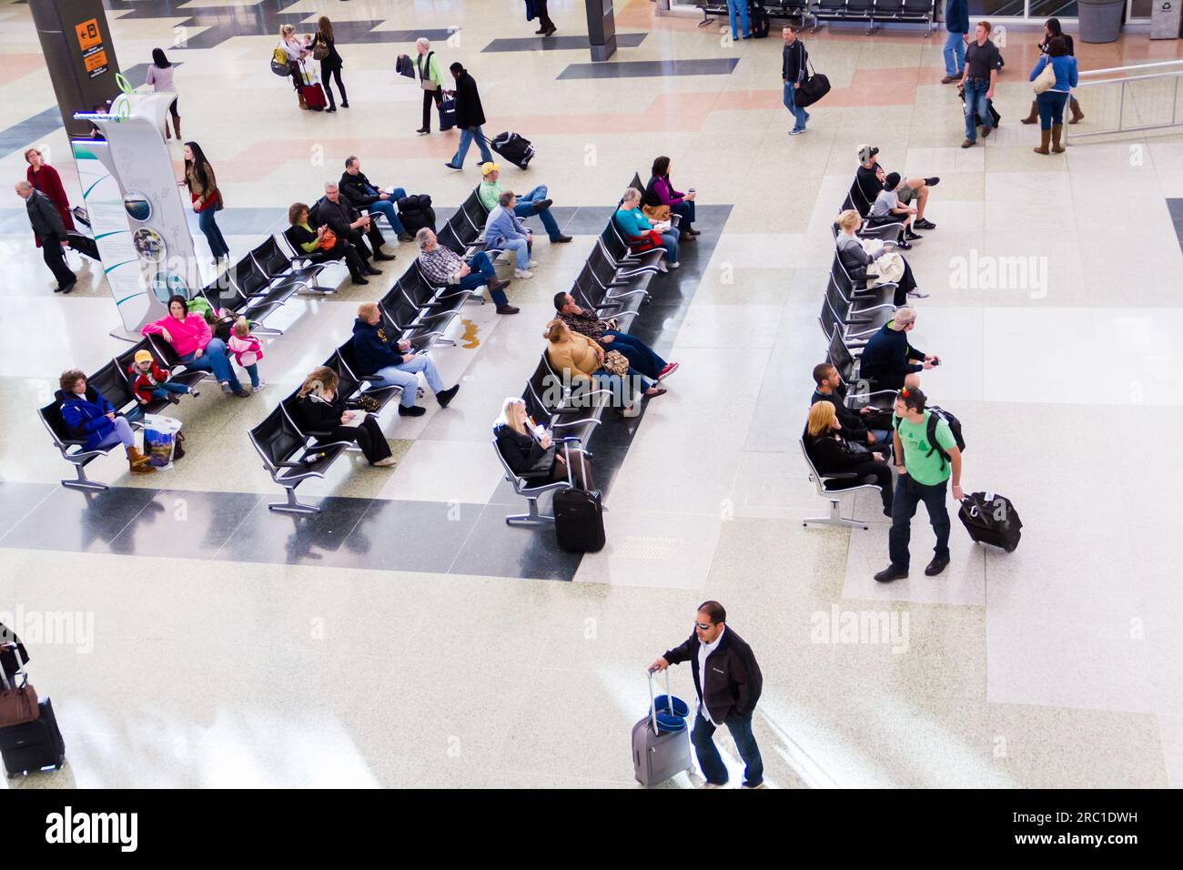 U s airport terminal people waiting hi-res stock photography and images ...