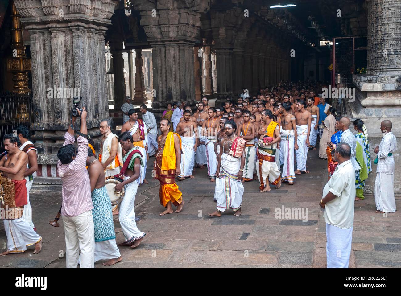 Students and teachers of vedic school rounding the corridor in Thillai