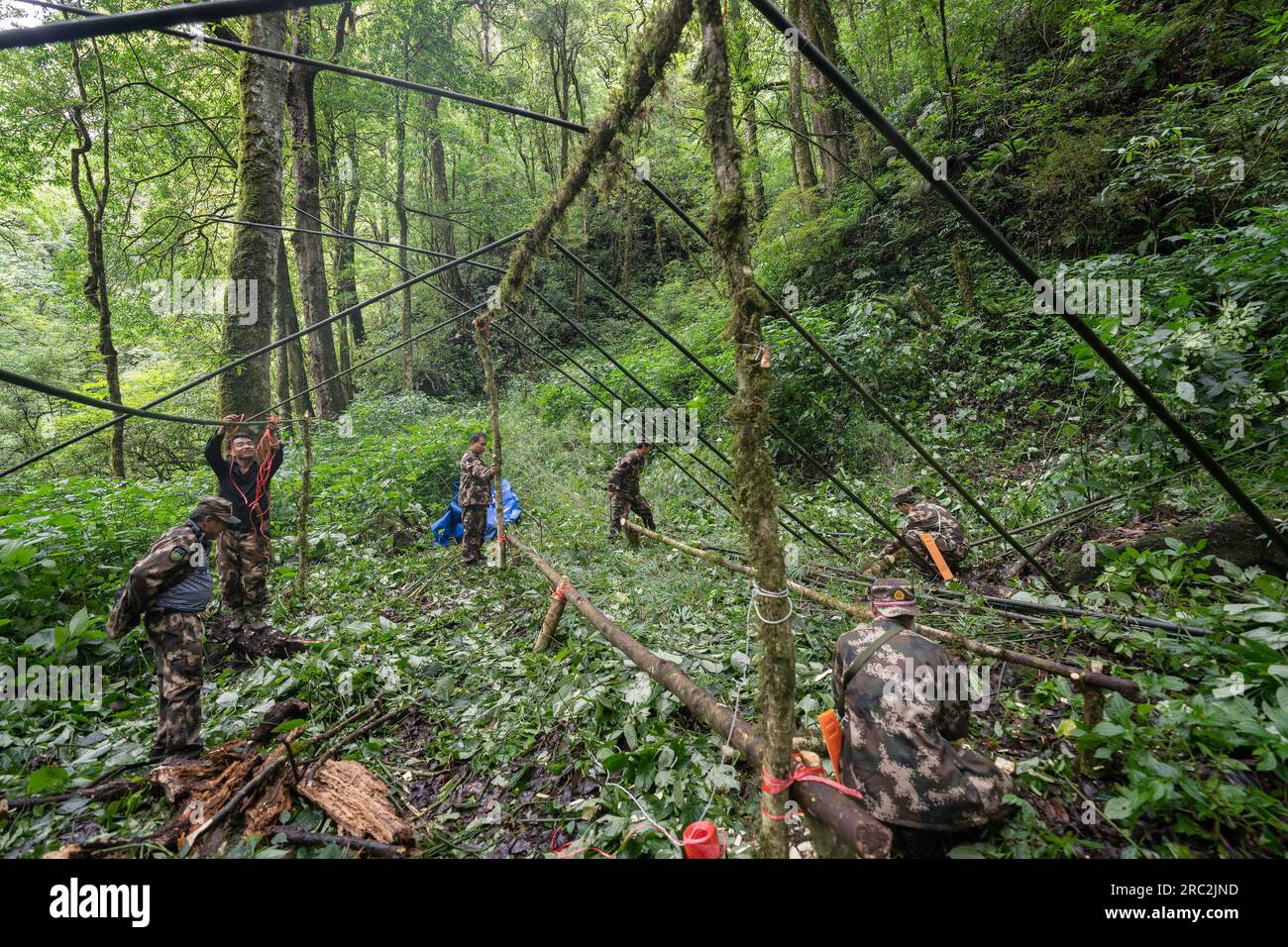 (230712) -- LUSHUI, July 12, 2023 (Xinhua) -- Rangers put up a shelter ...