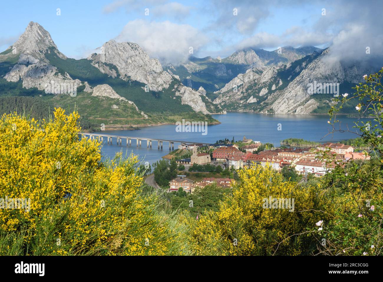 Panoramic view of the Riaño reservoir surrounded by limestone mountains Stock Photo