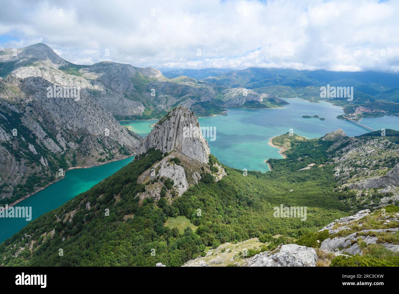 Views of the Riaño reservoir from the Gilbo Peak Stock Photo