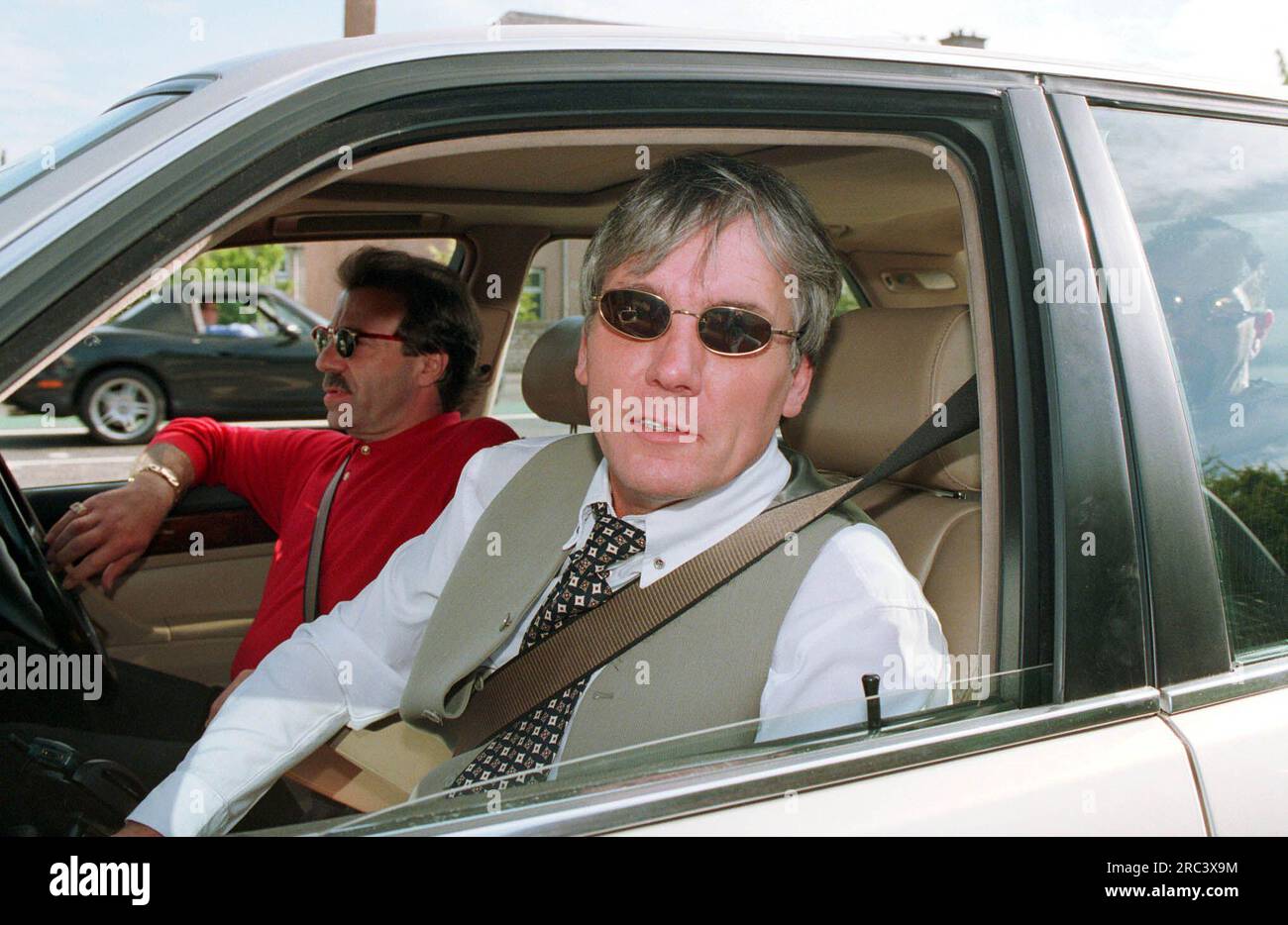 Billy Ferris leaves Saughton Prison, Edinburgh this morning  (Tuesday 1/6/99) accompanied by two friends. Stock Photo