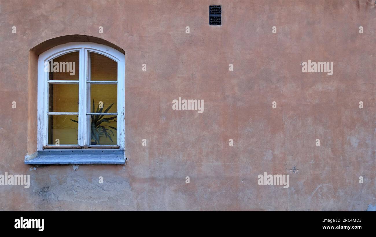 Vintage wall background with white arched window Stock Photo - Alamy