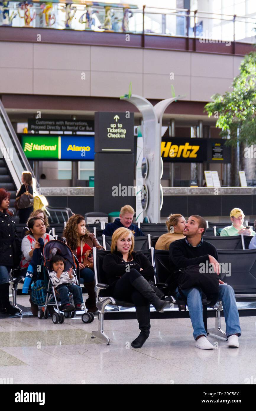U s airport terminal people waiting hi-res stock photography and images ...