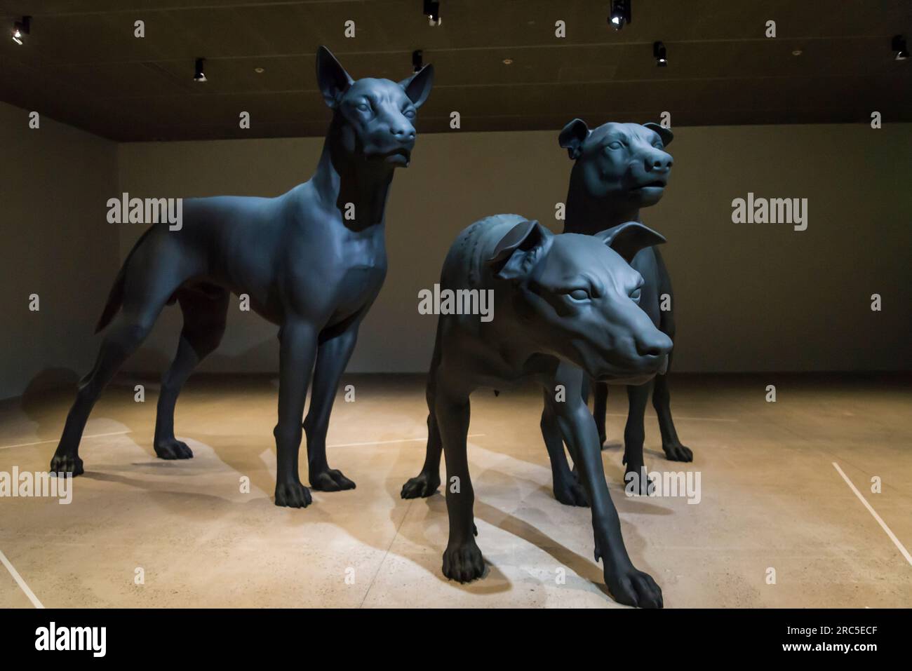 Three Dogs sculpture byRon Mueck, Fondation Cartier, a contemporary art museum,  located in a glass building designed by Pritzker Prize architect Jean Stock Photo