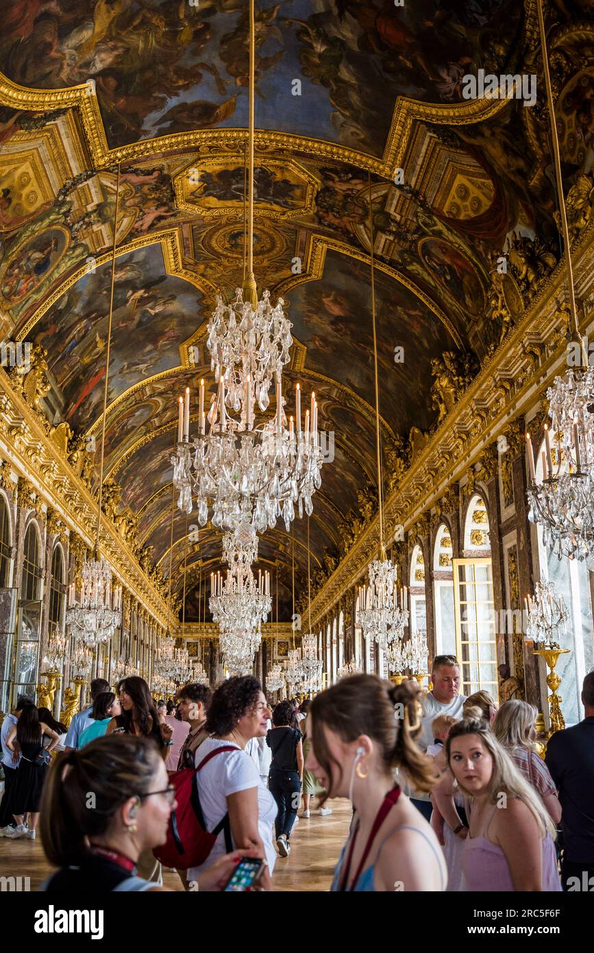 Hall of Mirrors with crowds of people, Palace of Versailles, Château de ...