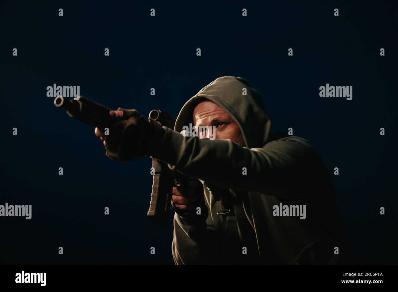 Ukrainian soldier aiming his rifle on a dark background Stock Photo - Alamy