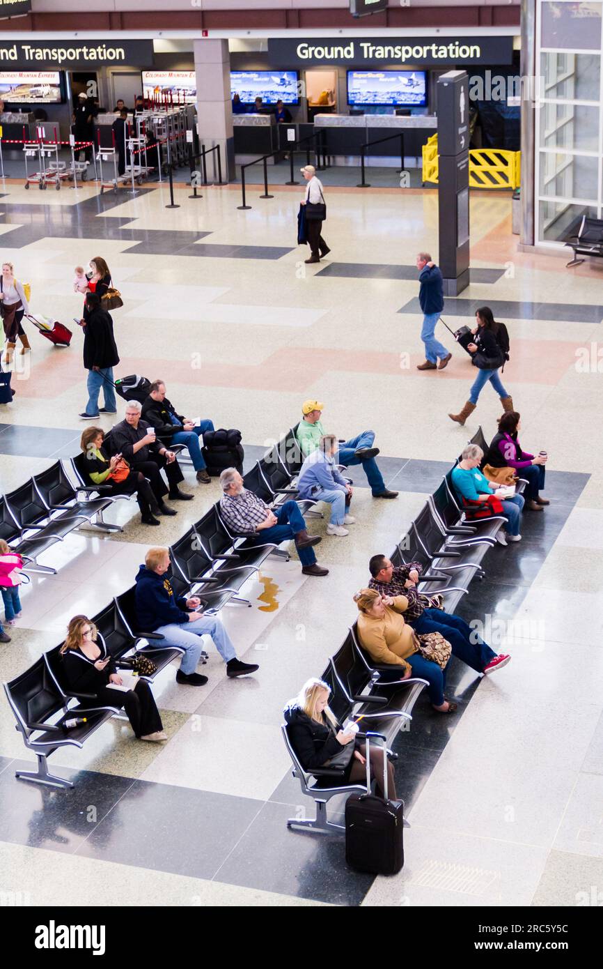 U s airport terminal people waiting hi-res stock photography and images ...