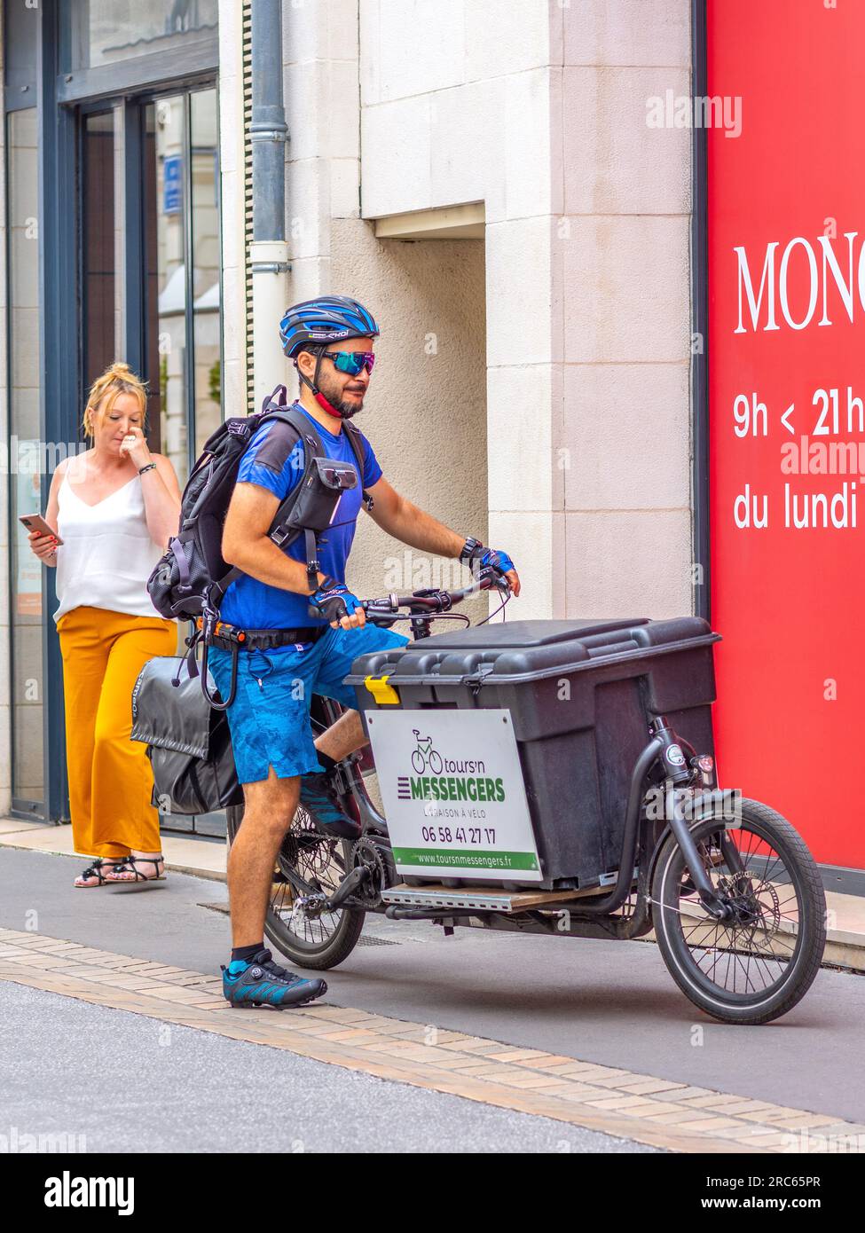 Message delivery man on cargo bike in city center - Tours, Indre-et-Loire (37), France. Stock Photo
