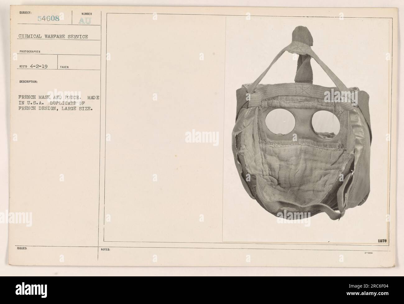 Image of a French mask and pouch, which was manufactured in the USA during World War I. The design is a duplicate of the original French design and is specifically in a large size. This equipment was used by the Chemical Warfare Service. The photograph was taken on April 2, 1919, and is assigned the number AU. Stock Photo