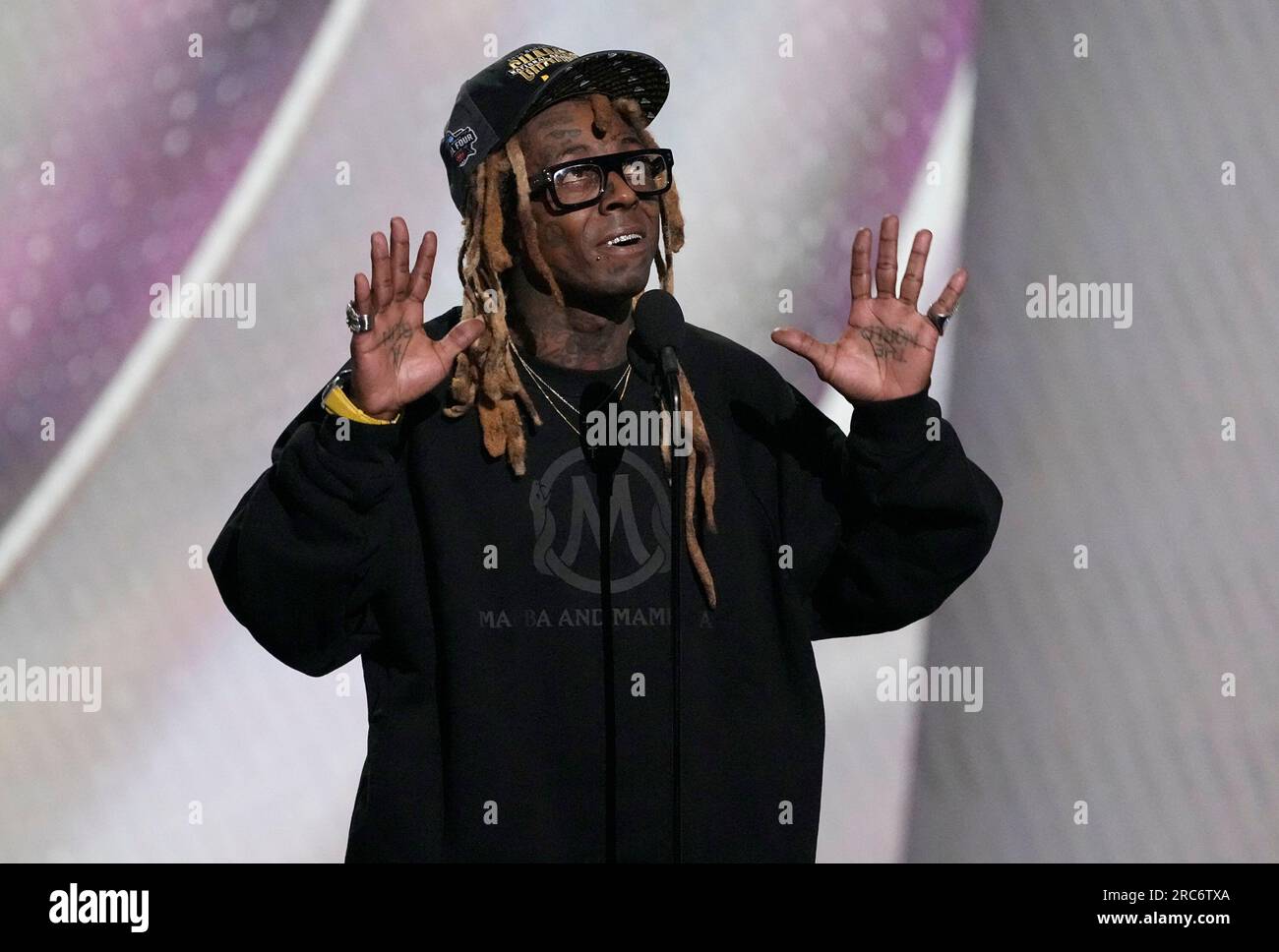 Lil Wayne introduces presenter and former professional WNBA basketball