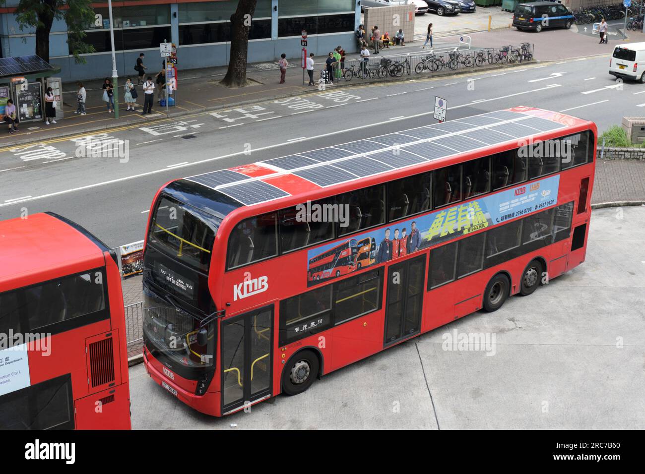 Horizontal view of Kowloon Motor Bus with solar panels on the roof, beside San Wan Road, Sheung Shui, New Territories, Hong Kong, China Stock Photo