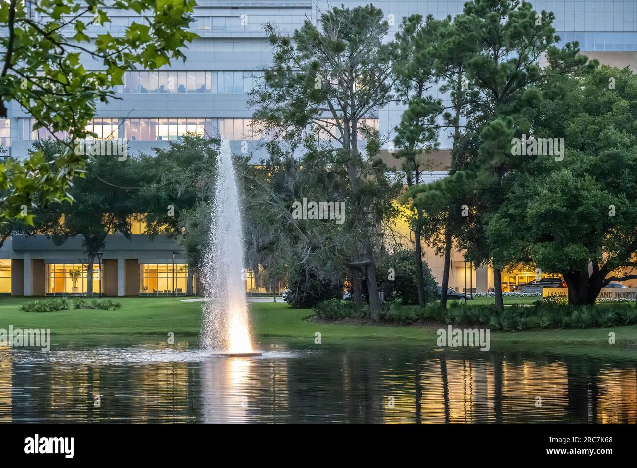 Pond fountain at the entrance to Mayo Clinic in Jacksonville, Florida. (USA) Stock Photo