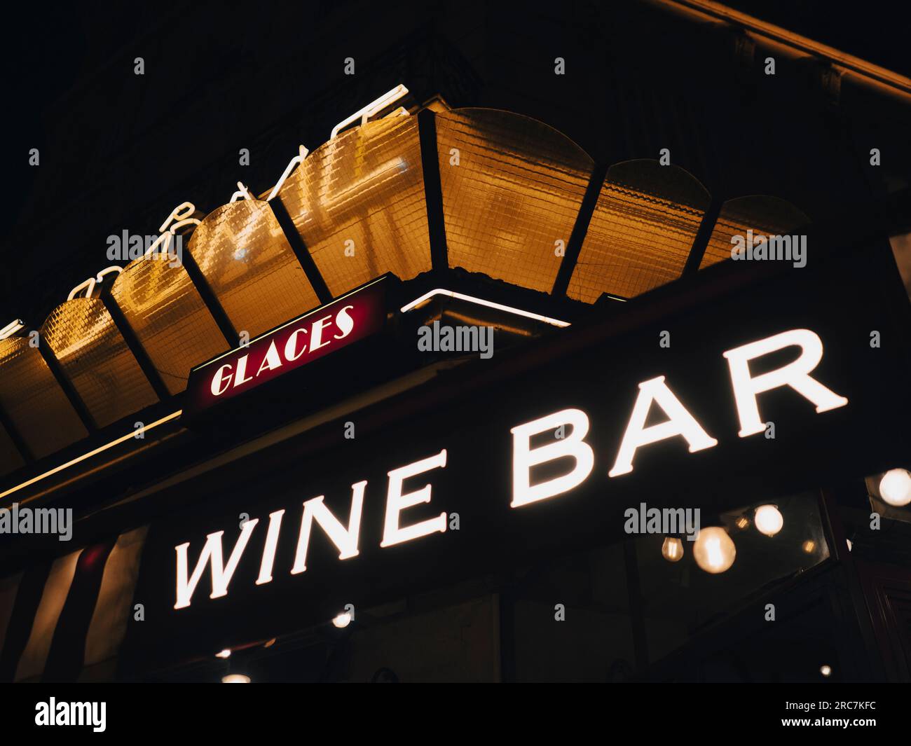 Wine Bar, Café Le dôme ramasse miette, Paris, France, Europe, EU. Stock Photo
