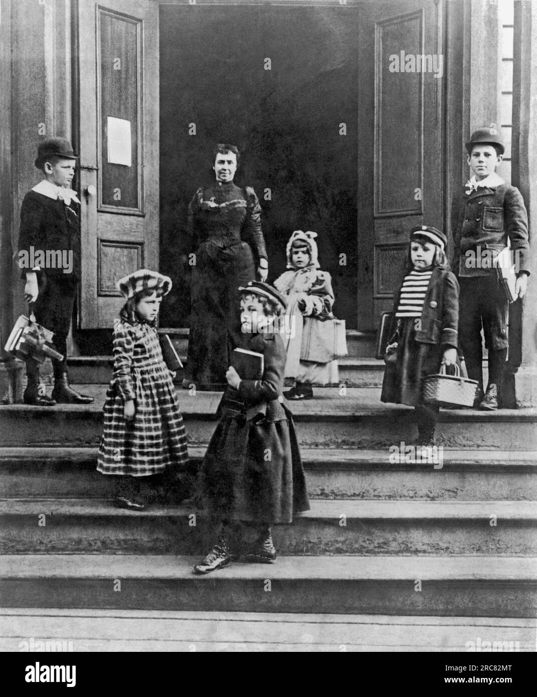 United States c 1880 Children - United States C 1880 Children Arriving At School With Their Books Straps And Wicker Lunch Baskets 2RC82MT 