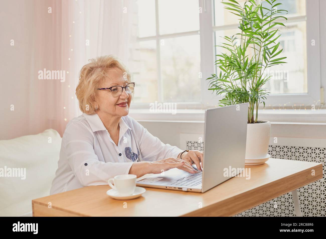 Old lady from behind hi-res stock photography and images - Alamy