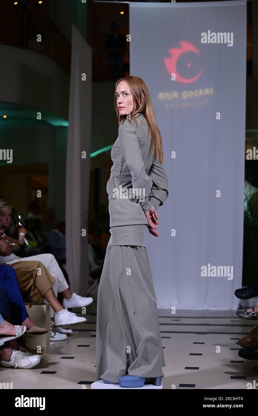 Models bei der Anja Gockel Fashion Show &amp;#39;Air&amp;#39; auf der Berlin Fashion ...