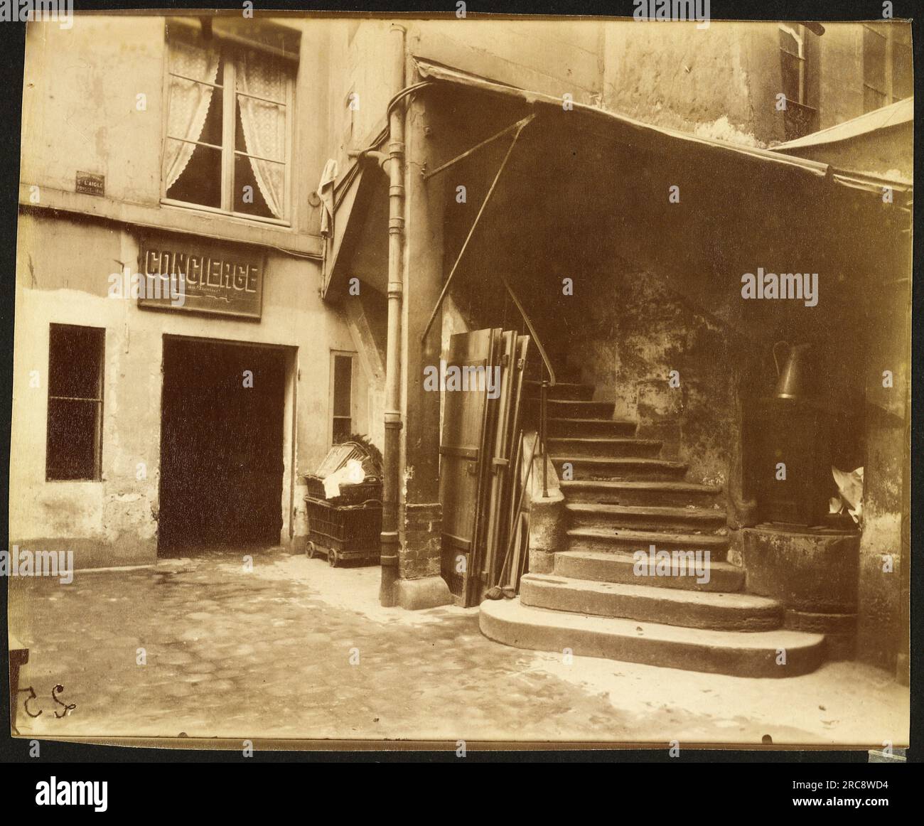 Cour 10 Rue Sauval.  Eugène Atget. 1908 Stock Photo