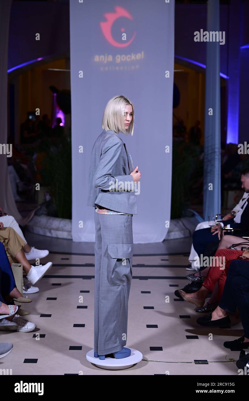 Models bei der Anja Gockel Fashion Show &amp;#39;Air&amp;#39; auf der Berlin Fashion ...